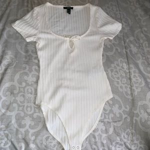 FOREVER 21 WHITE SHORT SLEEVE BODYSUIT TOP ✨